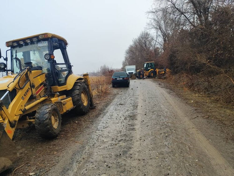 Токтогул шаардык мэриясына караштуу Кызыл-Туу айылынын Кара-Каш участкасында авариялык кырдаалга учураган суу түтүктөрүн калыбына келтирүү жумуштары жүрүүдө.