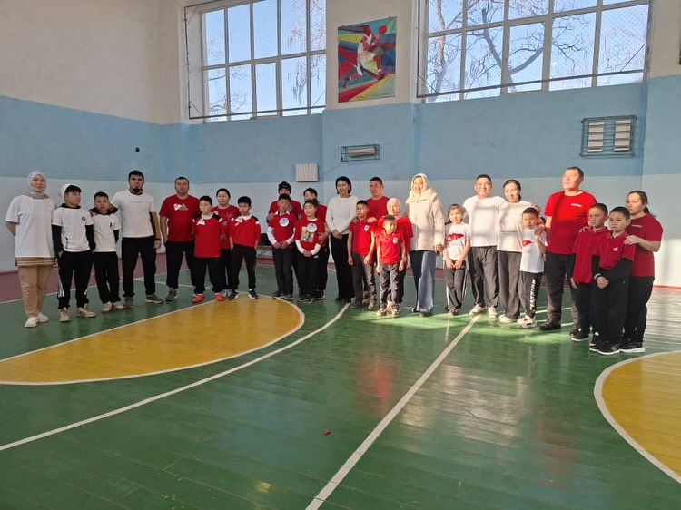 Токтогул шаарынын №2 Жоомарт Бөкөнбаев атындагы орто мектебинде «Атам, апам жана мен» аталышындагы эстафета оюну өткөрүлдү.