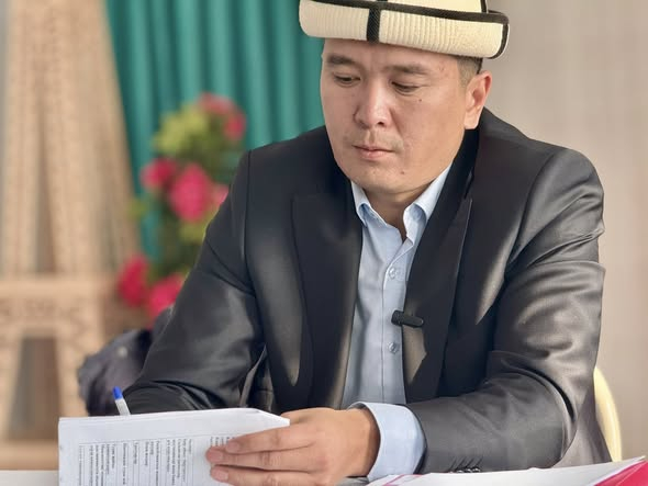 Белгиленген графикке ылайык Токтогул шаарынын мэри Бекмамат Бактыбековдун катышуусунда элдик жыйын 2026-жылдын 27-январь күнү шаарыбыздагы Токтогул мектебинде өткөрүлдү.