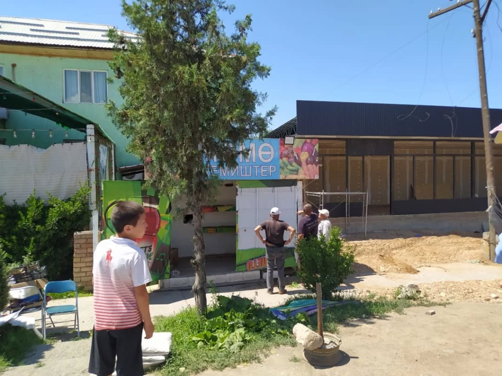 Токтогул шаарынын Ала-Бел участкасындагы  мыйзамсыз курулуштар алынды.