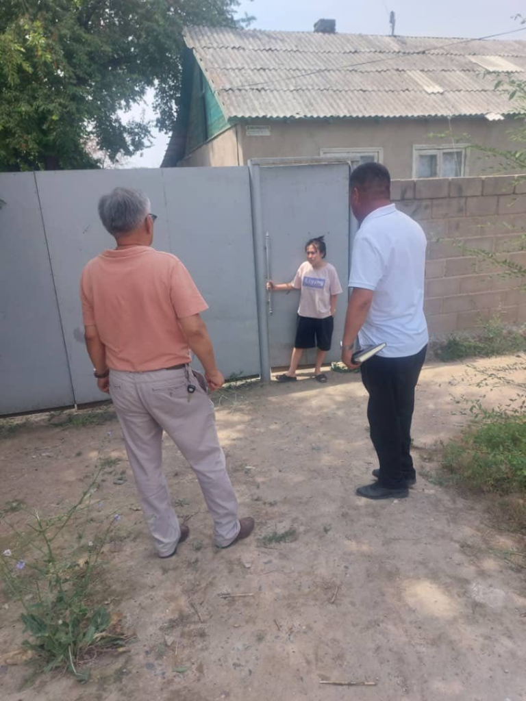 Токтогул шаарында жергиликтүү бийлик өкүлдөрү жарандарды тазалыкка үндөп, түшүндүрүү иштерин жүргүзүүдө