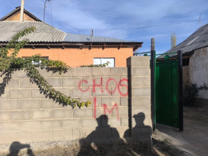 Токтогул шаарында өз чегинен тышкаркы курулуштарды аныкталып, курулуш ээлерине эскертүү баракчалары ыйгарылууда