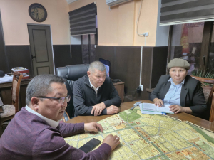 Токтогул шаарынын көчөлөрүн кеӊейтүү, мыйзамсыз чегинен чыгып курулган курулуштарды жылдыруу боюнча аткарылып жаткан иш аракеттер талкууланды.