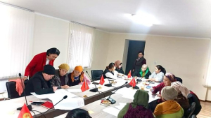 Токтогул шаардында “ Аялдар-коомдогу күч” деген темада тегерек стол өткөрүлдү.