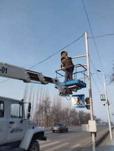 Токтогул шаарында иштен чыккан жол чырактар калыбына келтирилилүүдө