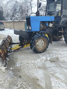 Токтогул шаарынын аймагында көчөлөрдү кардан тазалоо иштери уланууда.