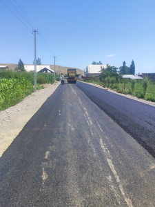 Токтогул шаардык мэриясына караштуу Бала-Чычкан айылынын Курсант көчөсүнө асфальт төшөө иштери жүрүүдө. Азыркы тапта дээрлик 500 метр жерге асфальт төшөлүп бүттү.