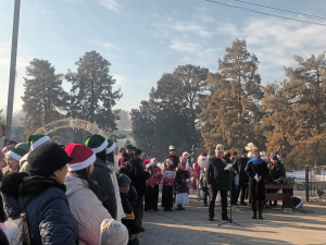 Токтогул шаарынын борбордук аянтында шаар тургундарына жана конокторуна 2024- жаңы жылды тозуу иш чарасы салтанаттуу белгиленди.