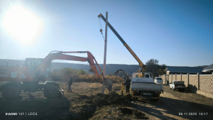 Токтогул шаарынын Жаңы Жол айылында электр тармагын жакшыртуу боюнча иштер жүргүзүлүүдө.